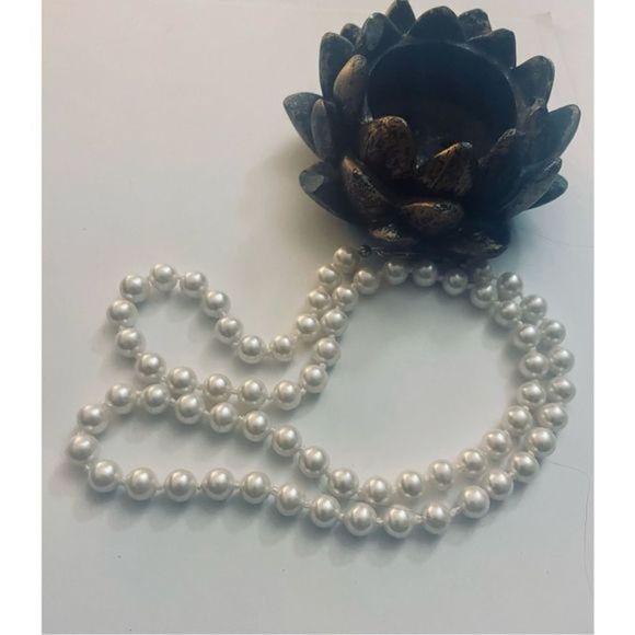 SHIMMERING HAND-CRAFTED WHITE BEAD NECKLACE - Picture 5 of 6